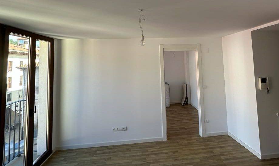 Reforma interior de oficinas y:o viviendas. Yeso laminado, tarima, tabiquería, pintura